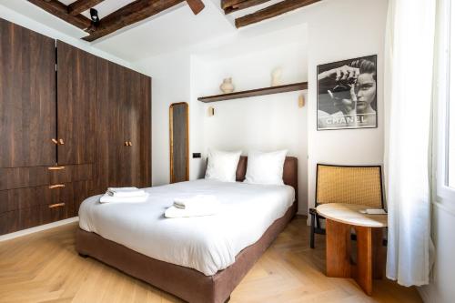 une chambre avec un grand lit et une table dans l'établissement Montmorency - Studio unique, à Paris