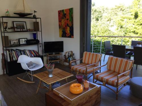 un salon avec deux chaises et une table dans l'établissement Villa Bella à Arcachon, à Arcachon