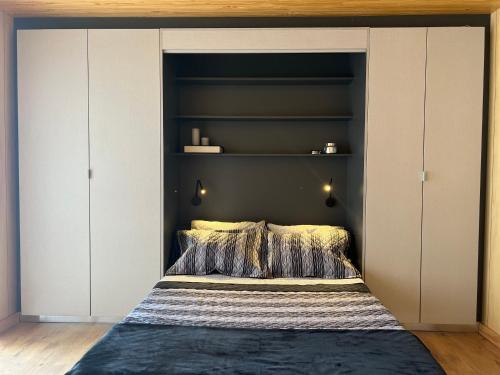 ビージャ・ラ・アンゴストゥーラにあるRed Wineのベッドルーム1室(ベッド1台、クローゼット付)