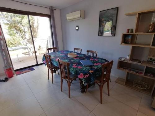 d'une salle à manger avec une table, des chaises et une fenêtre. dans l'établissement T3 Independant de 62 m2 au coeur du village, à Saint-Georges-dʼOrques