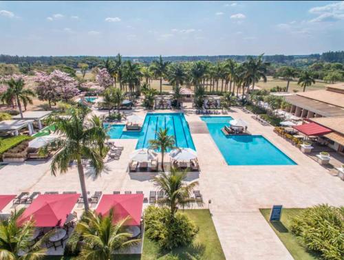 eine Luftaufnahme eines Pools in einem Resort in der Unterkunft Casa no Resort - Aguas de Santa Barbara in Águas de Santa Barbara