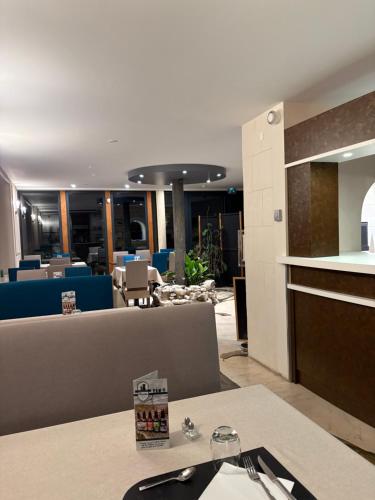 ジョアンヴィルにあるHôtel La Vinaigrerie LOGISのダイニングルーム(テーブル、椅子付)、