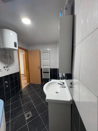 Η κουζίνα ή μικρή κουζίνα στο Ameti Apartments