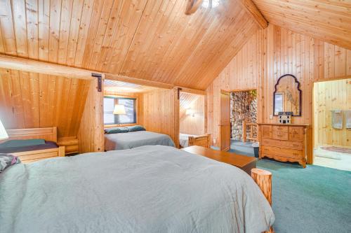 Katil atau katil-katil dalam bilik di Lakefront Cabin with Sauna and Dock in Webster!
