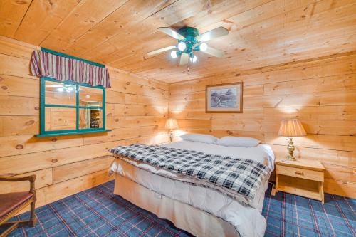 Katil atau katil-katil dalam bilik di Lakefront Cabin with Sauna and Dock in Webster!