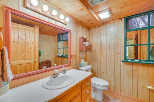 Bilik mandi di Lakefront Cabin with Sauna and Dock in Webster!