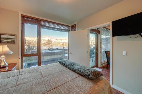 Postel nebo postele na pokoji v ubytování Resort Getaway on Lake Chelan Pool and Beach Access