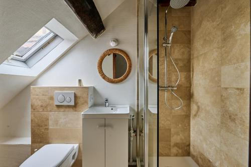 une salle de bain avec une douche, des toilettes et un lavabo dans l'établissement Le condorcet, à Dijon