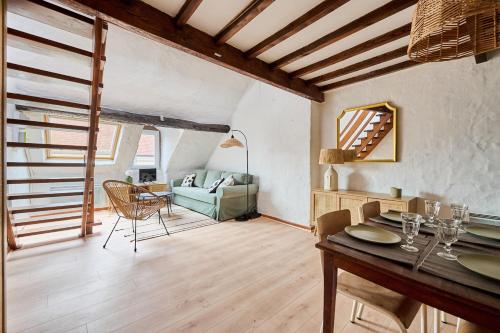 un salon avec une table et un canapé dans l'établissement Le condorcet, à Dijon