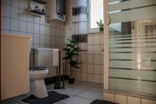 Ένα μπάνιο στο Ferienwohnung in Arnsberg mit Süd-Terrasse
