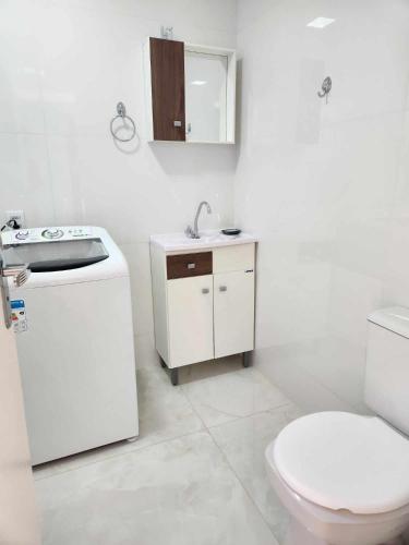 Ένα μπάνιο στο Apartamento-5 pé na areia proximo a lagoa e rio
