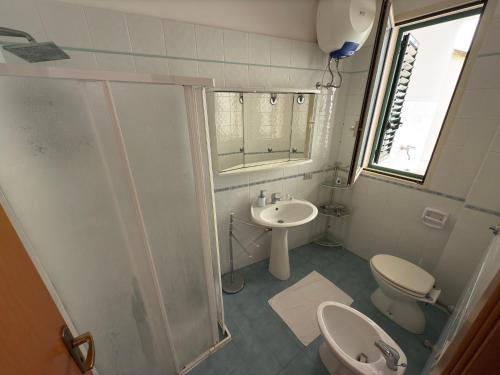 ein Badezimmer mit Dusche, Toilette und Waschbecken in der Unterkunft Casa BELLAVISTA tra MARE e TERME in Santa Cesarea Terme