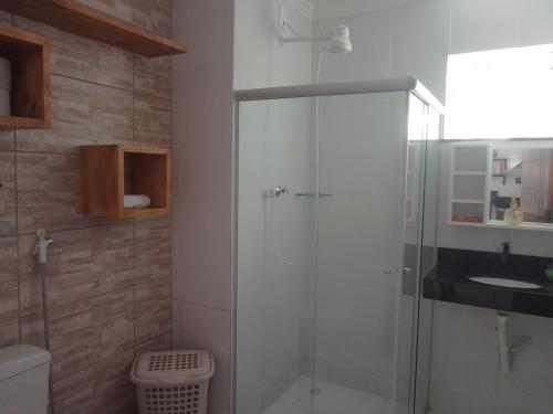 Koupelna v ubytování APARTAMENTO COM SUITE EM CONDOMÍNIO FECHADO com estacionamento próprio
