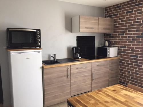 Photo de la galerie de l'établissement gite 1 brin d'ailleurs à 3 kms du Puy du Fo u pour 4 à 6 personnes, aux Épesses