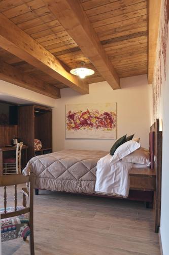 a bedroom with a bed and a wooden ceiling at casalerosaroom in Vinchiaturo