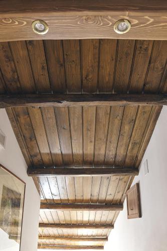 a wooden ceiling with lights on top of a room at casalerosaroom in Vinchiaturo