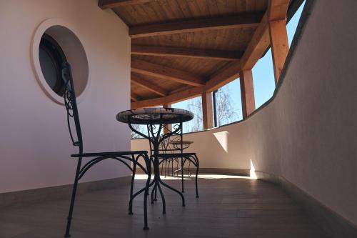 a room with two chairs and a table in a room at casalerosaroom in Vinchiaturo