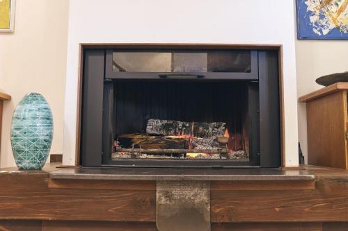 a fireplace on top of a wooden table at casalerosaroom in Vinchiaturo