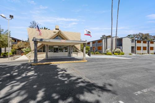 an empty parking lot in front of a building at Good Nite Inn Redwood City - San Francisco Airport in Redwood City