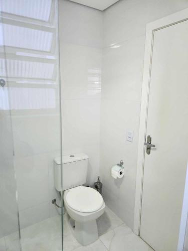 Ένα μπάνιο στο Apartamento-5 pé na areia proximo a lagoa e rio