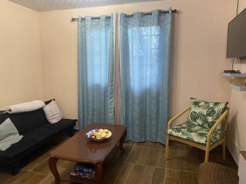 a living room with a couch and a table at La casa de Laly in Alto Boquete