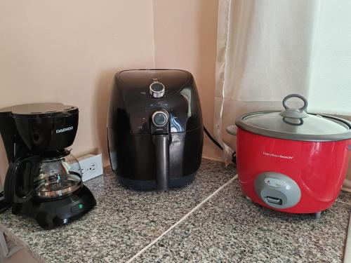 a kitchen counter with a coffee maker and a toaster at La casa de Laly in Alto Boquete