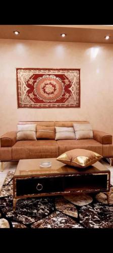 Una sala de estar con un sofá y una mesa de café. en المنصوره الدقهليه, en El Mansurá