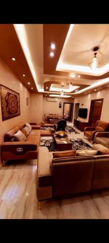 sala de estar amplia con sofás y TV en المنصوره الدقهليه, en El Mansurá