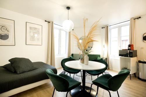 un salon avec un canapé, une table et des chaises dans l'établissement Le Lounge - studio en Hypercentre, à Amiens