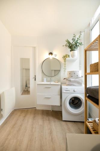 une salle de bain avec une machine à laver et un lavabo dans l'établissement Le Lounge - studio en Hypercentre, à Amiens