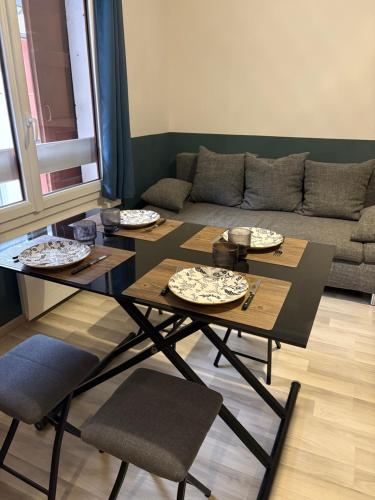 - un salon avec trois tables et un canapé dans l'établissement Entre lac et montagne 2, à Sévrier