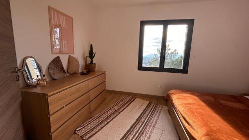 - une chambre avec une commode en bois et une fenêtre dans l'établissement Maison neuve climatisée, à 2 pas du centre de Bédoin, La Villa Thélo, à Bédoin