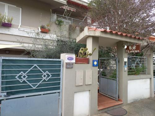 an entrance to a house with a blue gate at B&B Filomena in Santa Giusta