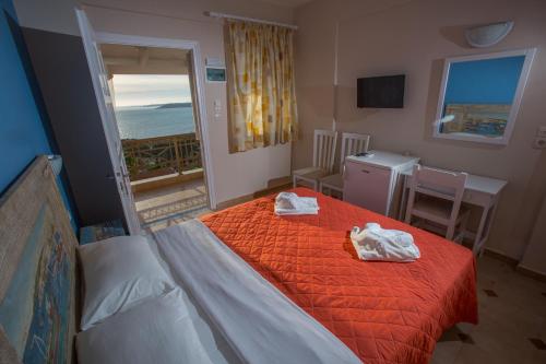 a bedroom with a bed with towels on it at Sunshine Resort in Lassi