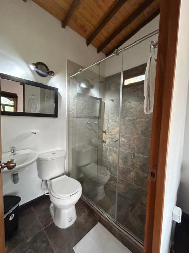 Koupelna v ubytování Forest House