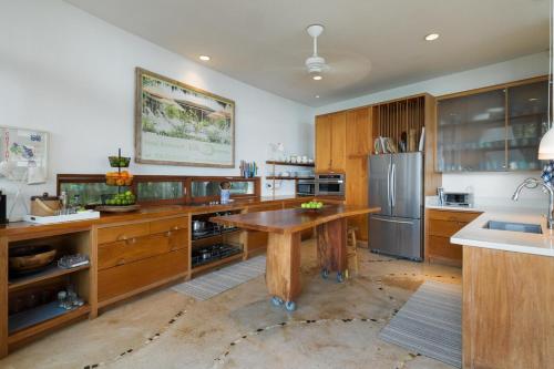 Η κουζίνα ή μικρή κουζίνα στο Casa Ohana - 5 BR Ocean Front Home in Playa Negra, CRC