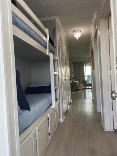 Una habitación con dos literas y un pasillo. en Casa Del Mar Galveston, en Galveston