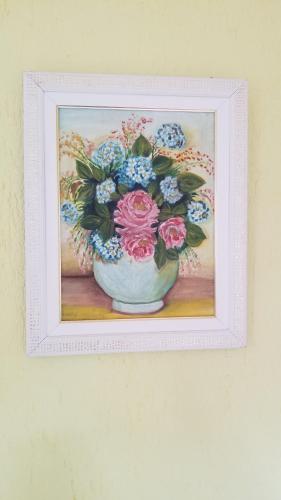 a picture of a painting of a vase of flowers at A pequena casa de pedra in Morungaba