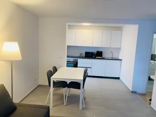 a kitchen and dining room with a table and chairs at Koblenzer Naturhaus & Apartments in Koblenz