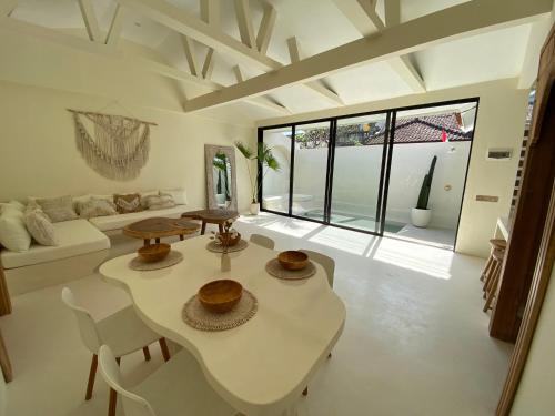 a living room with a table and a couch at villa Noham canggu 5mn beach in Canggu