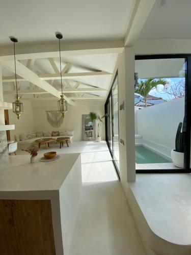 a kitchen and living room with white walls and ceilings at villa Noham canggu 5mn beach in Canggu