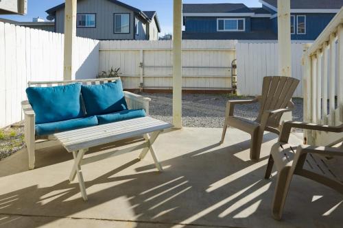 Μπαλκόνι ή βεράντα στο Steps to Beach w PatioDeck Foosball Happy Bottom Beach House by AvantStay