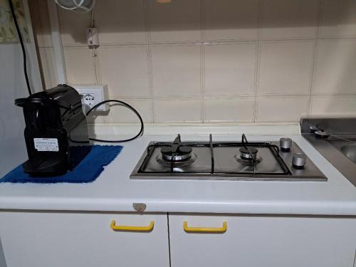 a stove top oven sitting on top of a kitchen counter at Appartamento Valeriana in Incudine