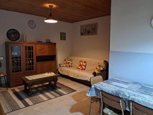 a living room with a couch and a table at Appartamento Valeriana in Incudine