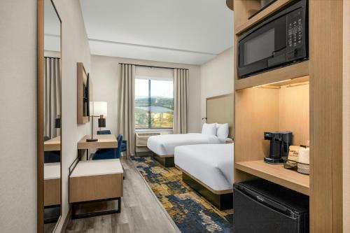 a hotel room with a bed and a television at Fairfield Inn & Suites Livermore in Livermore