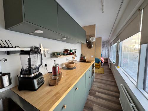 een keuken met een blender op een houten aanrecht bij Bright & Cozy Central Studio in Reykjavík