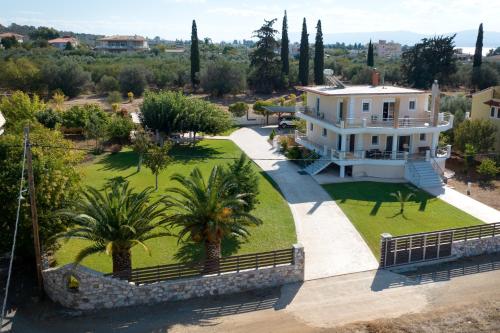 an aerial view of a house with palm trees at Villa Eva στην περιοχή Ερέτρια in Eretria