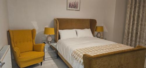 una camera con letto e sedia gialla di Abi's World - 23 Kilmartin Grove Green, Hollystown, Dublin 15 a Dublino