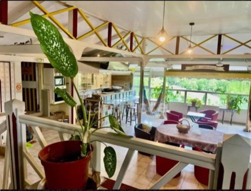 Restoran atau tempat lain untuk makan di Maison confortable à Fort-de-France avec espace extérieur
