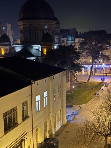 a view of a building at night at Aman 20 in Craiova